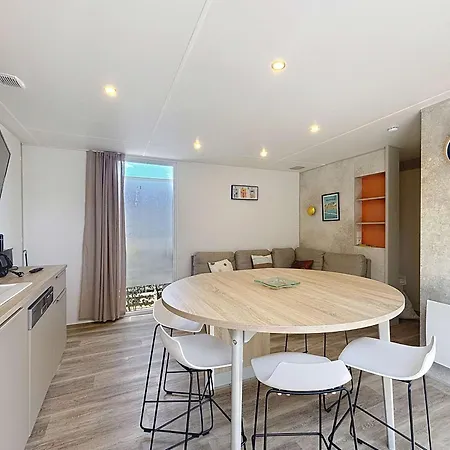 Mobil-home Confort 6 Pers, 3 Ch, 2 Sdb, Piscine, A 200m De La Plage, Plein Coeur De - Fr-1-361a-55 *